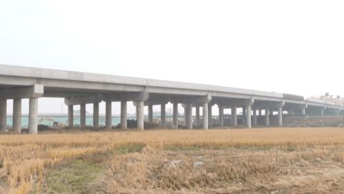 宿松县S249破凉至牌楼公路工程上跨高速桥架梁施工顺利完成