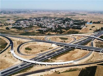 擎起城市脊梁 聚焦建筑风采，山东安成钢结构工程以务实高效铸就公路繁荣