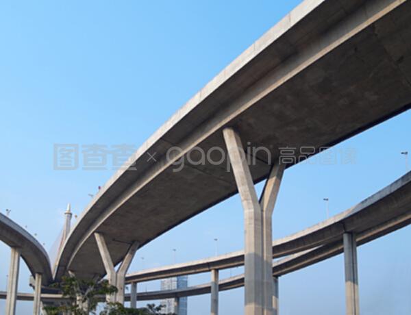 十字路口上的高速公路 公路工程建筑的抉择与创新